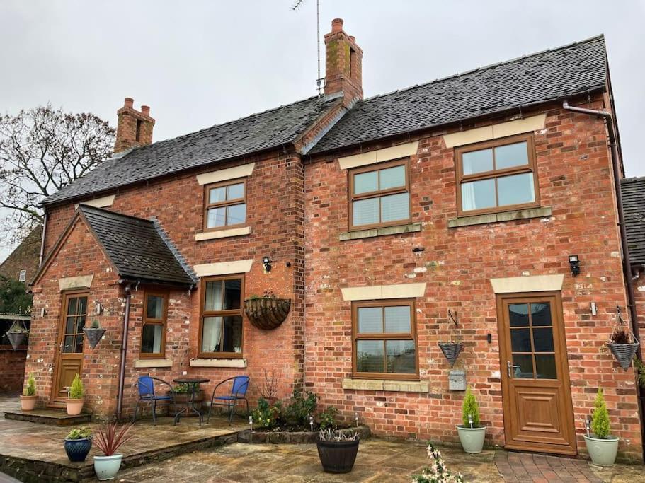 Woodbine Cottage-Part Of Alton Cottages エクステリア 写真