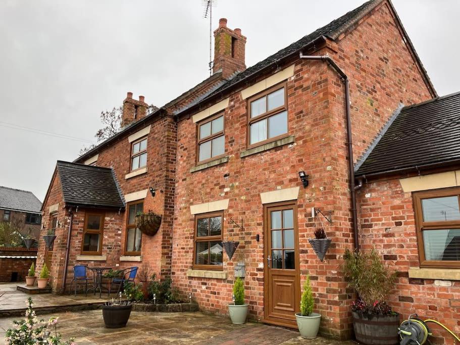 Woodbine Cottage-Part Of Alton Cottages エクステリア 写真